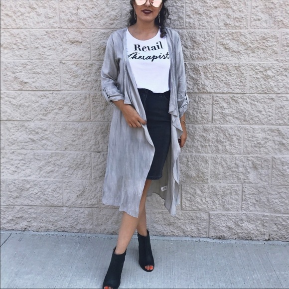 ⭐️⭐️Retail Therapist Tee⭐️⭐️ - Picture 4 of 5